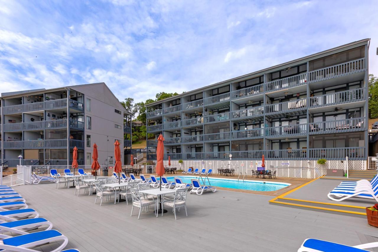 B Lakefront! Remodeled, Boat Slip, Patio Views, Pool, Boat Ramp, Wifi Osage Beach Kültér fotó