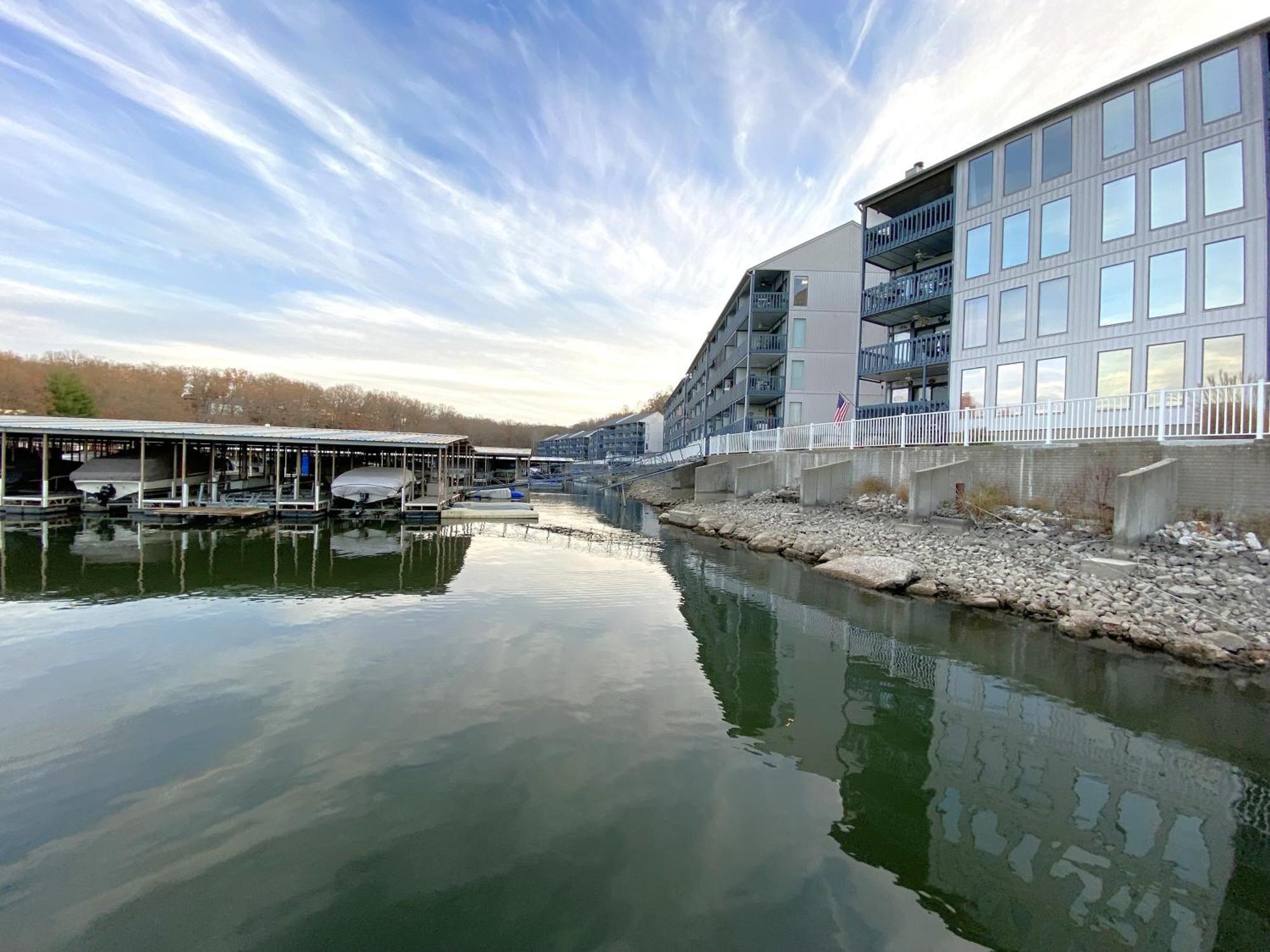 B Lakefront! Remodeled, Boat Slip, Patio Views, Pool, Boat Ramp, Wifi Osage Beach Kültér fotó