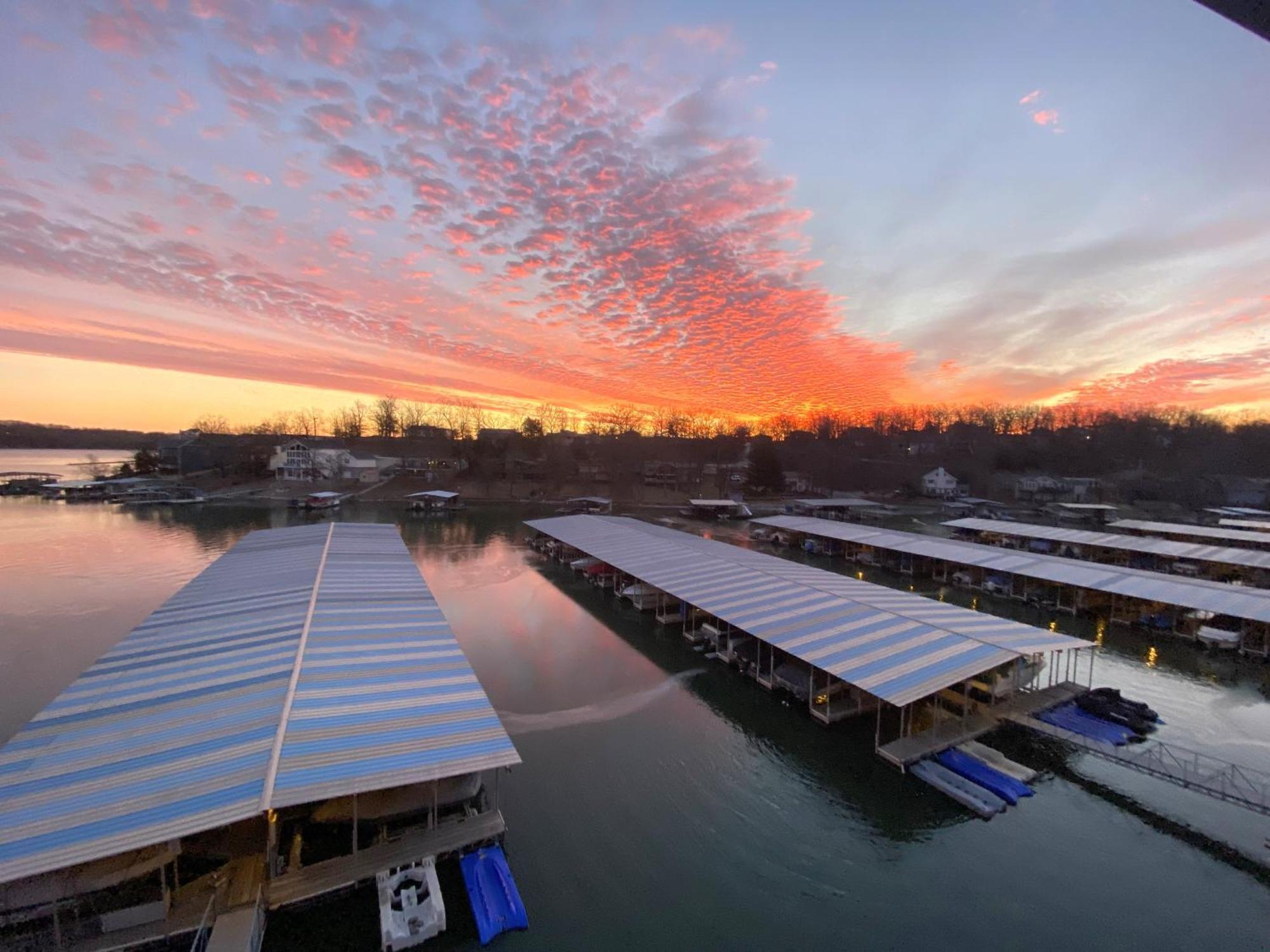 B Lakefront! Remodeled, Boat Slip, Patio Views, Pool, Boat Ramp, Wifi Osage Beach Kültér fotó